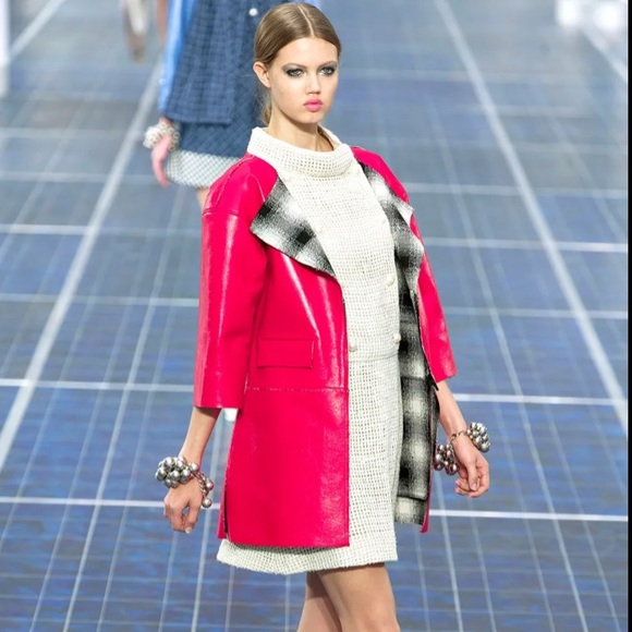 Chanel red leather jacket - Picture 2 of 10